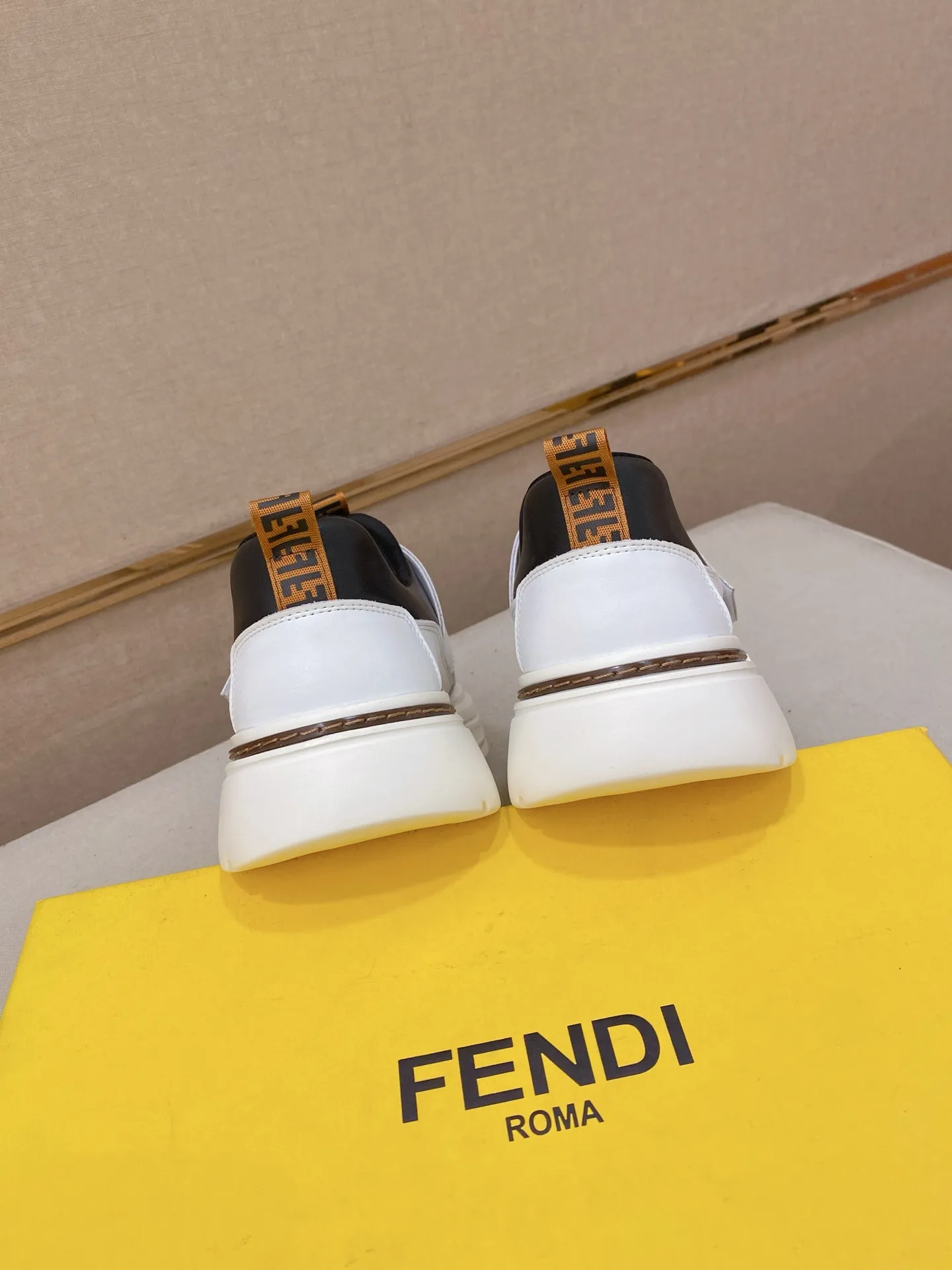 Men's shoes 💰 400💰 (fendi) New style 👊🏻 upper 🇮🇹 imported cowhide fabric 🇩🇪 lining imported sheepskin lining. The original outsole is molded to highlight the identity of every man, and the upper foot is elegant and stable🚶🏻🚶🏻The high-end custom counters reproduce the original version📯No matter the wind or rain, the shoe last remains unchanged and can withstand the verification of time🔍️,🔵 Size: 38-44